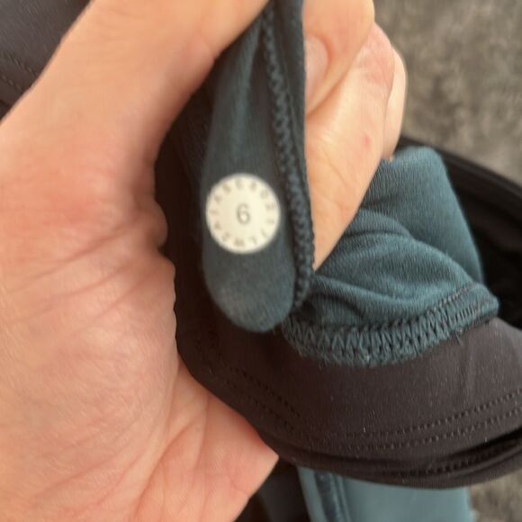 Lululemon submarine with black mesh strappy sportsbra (rare style) EUC size 6 - Picture 4 of 4